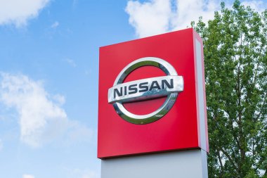 Telford, İngiltere - 8 Temmuz 2024: Nissan motor şirketi logosu ve ismi bir otomobil galerisinin önünde