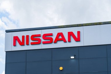Telford, İngiltere - 8 Temmuz 2024: Nissan motor şirketi adı bir otomobil galerisinin önünde