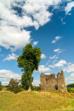 Hopton Şatosu harabeleri, İngiltere 'nin Shropshire şehrinde bir ortaçağ kalesi, portre oryantasyonu.