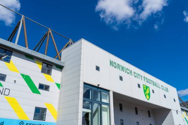 Norwich, İngiltere - 30 Ağustos 2024: İngiliz futbol takımı Norwich City Stadyumu 'nun logosu ve takım adı