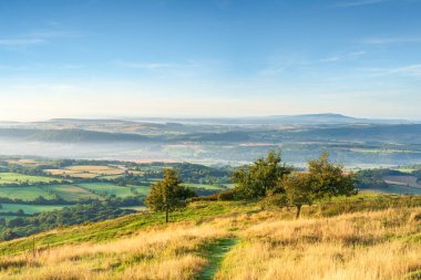Misty Shropshire kırsal kesiminde bir sonbahar sabahı İngiltere 'nin Shropshire kentindeki Telford yakınlarındaki Wrekin tepesinden alındı.