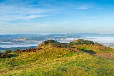 İngiltere 'nin Shropshire kentindeki Wrekin Tepesi' nin tepesinden panoramik bir manzara Brown Clee Tepesi ve Shropshire Tepesi 'ne doğru güneybatıya bakıyor.