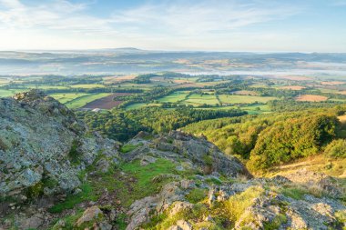 İngiltere 'nin Shropshire kentindeki Wrekin Tepesi' nin zirvesinden kayalık bir ön plan çekilmiştir.