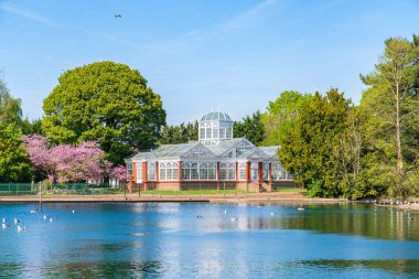 Göl kenarındaki Viktorya dönemi konservatuarının manzarası çok güzel.