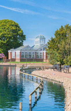 Göl kenarındaki Viktorya dönemi konservatuarının portre yöneliminde güzel bir manzarası var.