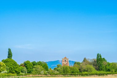 Atcham, Shropshire 'daki St. Eata Kilisesi. Arkasında Wrekin Tepesi var.