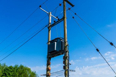 İngiliz elektrik direği transformatörü ve başlık güç kablolarının uzun görüntüsü