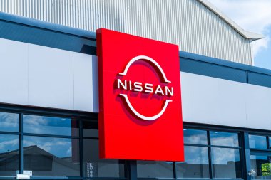 Wolverhampton, İngiltere - 9 Mayıs 2025: Nissan motor şirketi logosunun dış tabelaları ve bir otomobil galerisinin önündeki isim