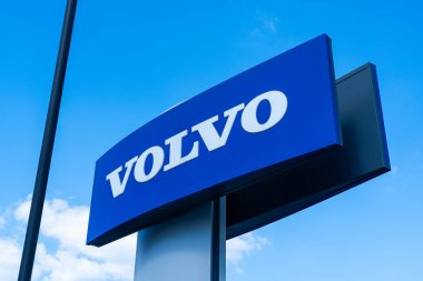 Wolverhampton, İngiltere - 9 Mayıs 2025: Volvo motor şirketi tabelası bir otomobil galerisinin önünde.