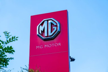 Wolverhampton, İngiltere - 9 Mayıs 2025: Bir otomobil galerisinin önünde logo ve isim yazan MG motor şirketi tabelası