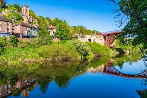 Dünya Mirası sitesi Ironbridge, Ironbridge, Shropshire, İngiltere güzel bir bahar gününde Servern nehrinin üzerinde.