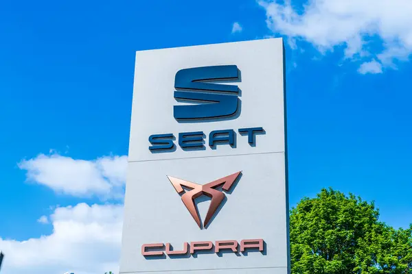 Wolverhampton, İngiltere - 9 Mayıs 2025: Koltuk ve yan kuruluş Cupra motor şirketlerinin logoları ve bir otomobil galerisinin dışındaki isimler