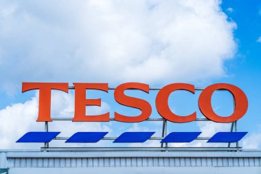 Çarşamba, İngiltere - 23 Mayıs 2025: Tesco 'nun dış tabelaları İngiliz çokuluslu bakkaliyeleri ve genel ürünleri