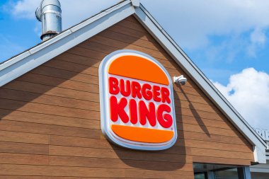 Çarşamba, İngiltere - 23 Mayıs 2025: Birleşik Devletler merkezli fast food restoranı Burger King 'in Birleşik Krallık' taki dış tabelaları