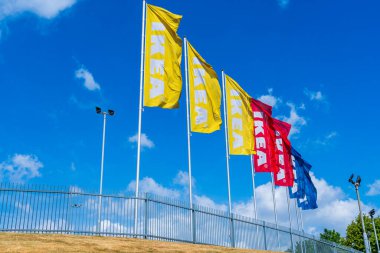 Çarşamba, İngiltere - 23 Mayıs 2025: İngiltere 'de İsveç' te kurulan bir şirket olan Ikea, mobilya ve ev eşyalarının giriş bayrakları