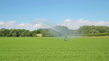Ekinlere, tarla makinelerine püskürtülen su topu ya da tarla sulama