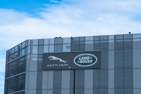 Erdington, Birmingham, İngiltere 4 Temmuz 2025 Birleşik Krallık merkezli bir otomobil üreticisi olan Jaguar Land Rover 'ın dış tabelaları