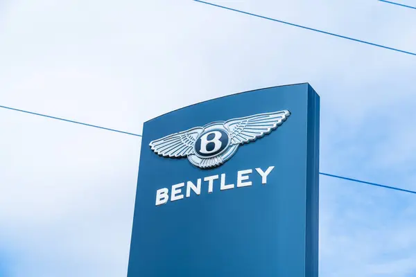 Erdington, Birmingham, Birleşik Krallık 4 Temmuz 2025 Bentley Motors için bir lüks otomobil galerisi.