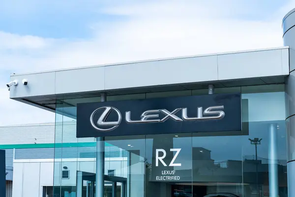 Erdington, Birmingham, Birleşik Krallık 4 Temmuz 2025. Lexus 'un dış tabelaları, İngiltere' deki bir galeride lüks bir araba markası.