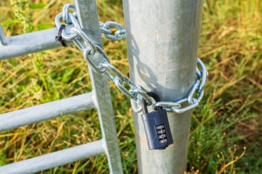 Kapıdaki asma kilit kombinasyonunun geniş görünümü, korumalı mülk, güvenlik kavramı