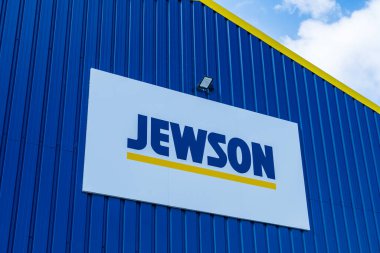 Norwich, İngiltere 25 Temmuz 2025 Birleşik Krallık merkezli inşaat malzemeleri şirketi Jewson 'ın dış bina tabelası.