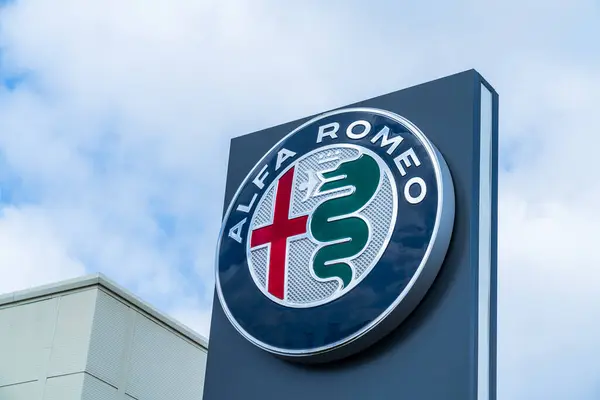 Norwich, İngiltere 25 Temmuz 2025 Alfa Romeo Motor Şirketi 'nin dış tabelaları