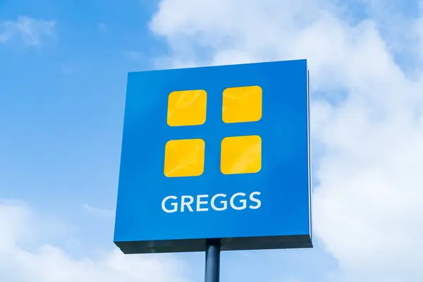 Norwich, İngiltere 25 Temmuz 2025 Uk tabanlı bir gıda perakendecisi olan Greggs 'in Dış tabelaları