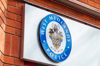 Wolverhampton, İngiltere - 13 Ağustos 2025: Batı Midlands Polisi 'nin dış işareti ve amblemi