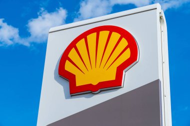 Wolverhampton, İngiltere - 13 Ağustos 2025: İngiliz çokuluslu petrol ve gaz şirketi Shell PLC 'nin dış tabelaları