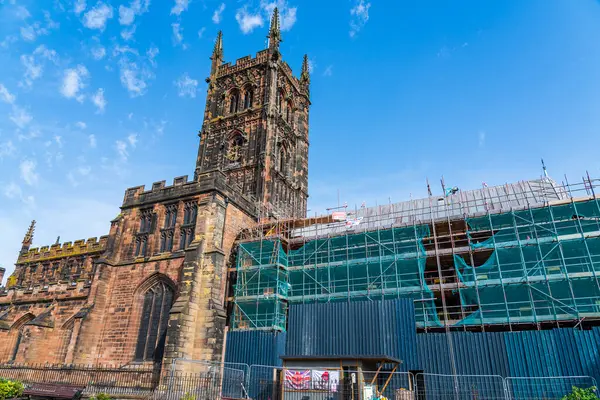 Wolverhampton, İngiltere - 13 Ağustos 2025: Tarihi St. Peter kolej kilisesi,