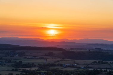 Shropshire UK 'deki Stiperstones Ulusal Parkı' nda güzel sisli bir gün batımı, Shropshire Hills Doğal Güzellik Bölgesi 'nin bir parçası.