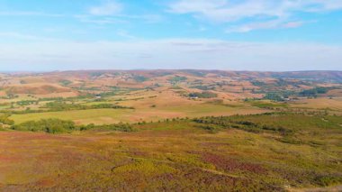 İngiltere 'nin Shropshire kentindeki Long Mynd tepesinin soldan sağa doğru parallax etkisi ile