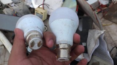 Kırık ve kırık elektrik ampulü