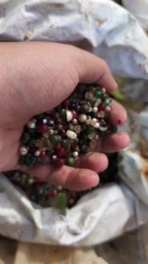 Bir sürü küçük renkli inci.