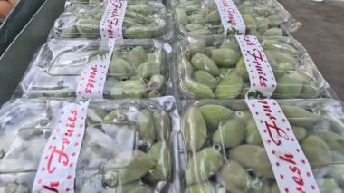 Piyasada taze yeşil ve badem