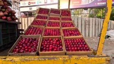 Kırmızı ve beyaz elmalar bir arabada