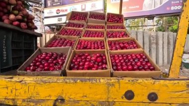 Markette olgun kırmızı nar meyveleri, yakın çekim -.