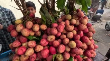 Meyve pazarında geleneksel Hint taze liçi meyvesi 
