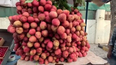 Markette tezgahta bir yığın meyve var..