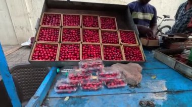 Pazarda taze meyve lichi ve java eriği.