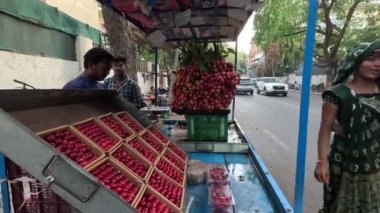 Taze liçi, kiraz ve kırmızı elma meyveleri Bing markette satıldı.