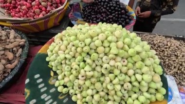 Markette taze liçi meyvesi.