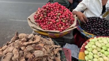 Meyve pazarındaki Hint meyvesinin meyvesi.