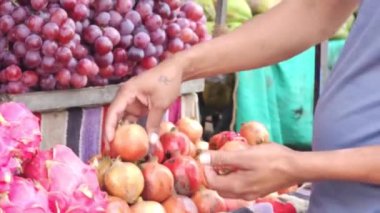 Marketten meyve satan adam