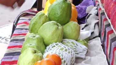 Taze sebzeler masada.