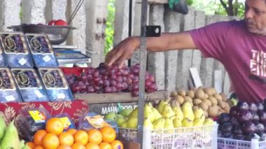 Adam taze meyve satıyor.
