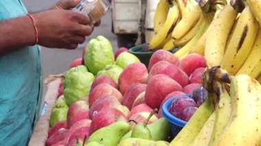 Pazarda taze mango meyveleri.