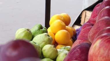 Pazarda taze meyve.