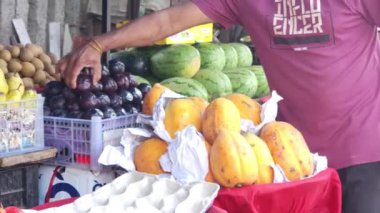 pazarda taze ve organik mango meyvesi