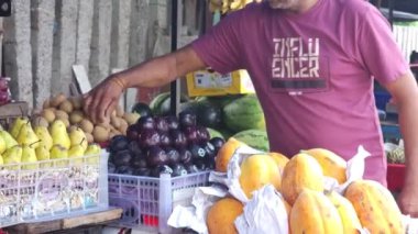 Pazardaki taze meyveler.